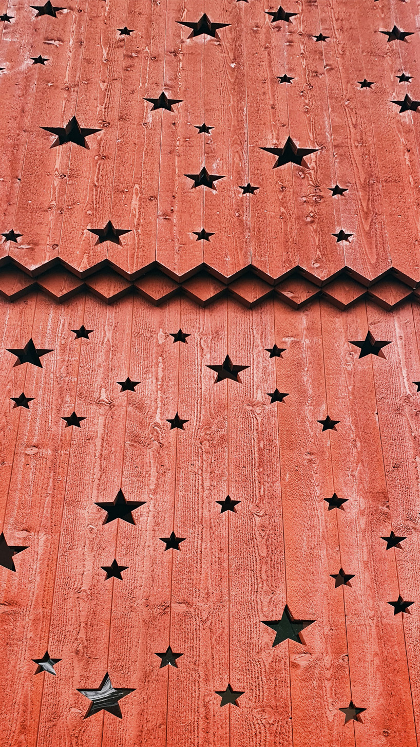 UMA的堆叠房屋雕塑透过镂空的星星照亮了整个校园