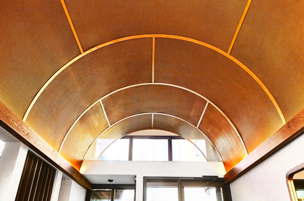 餐厅定制金属天花板的特写，带有古董青铜饰面