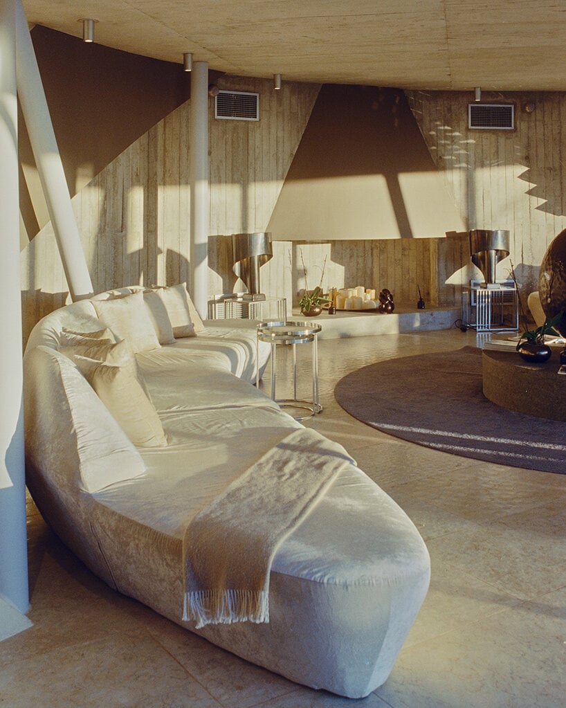 大卫·阿尔特拉斯拍摄“地中海别墅”通过竹屏风凝视伊维萨岛